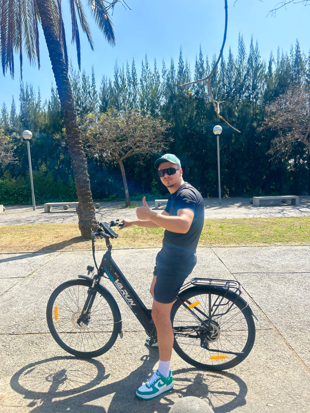 In sella alla e-bike VARUN: il perfetto giro del caffè nel weekend